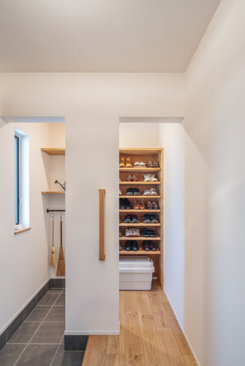 clean simple minimal genkan entryway